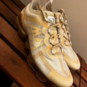Gold Nike vapourmax